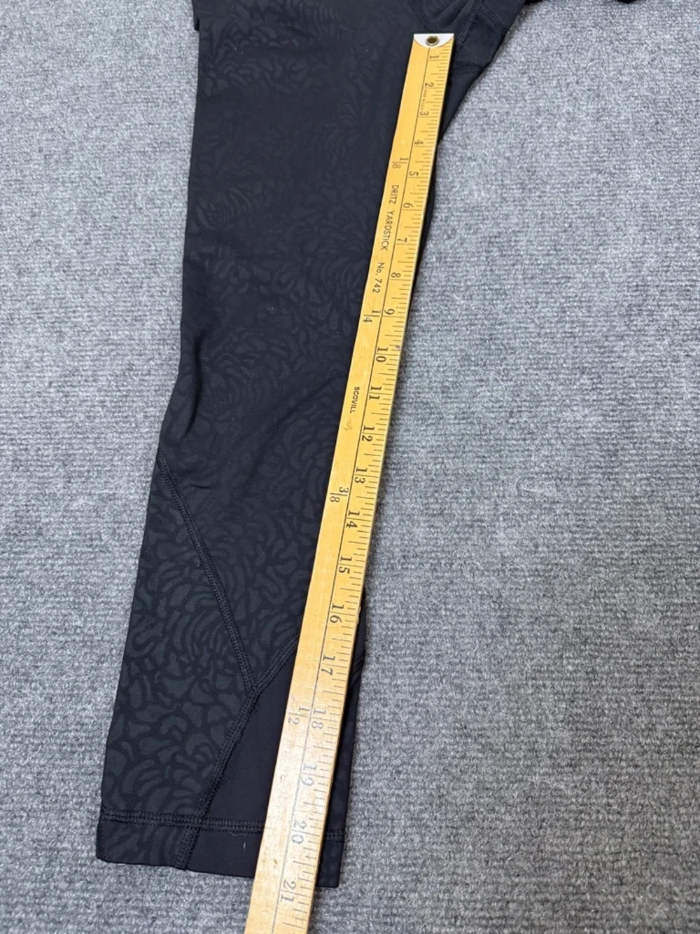Lululemon Black Patterned Cropped Leggings Back Zipper Pocket Sz 2 (A2)